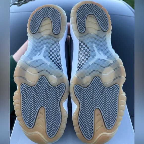 Jordan 11 Retro: Cool Grey - Picture 3 of 6